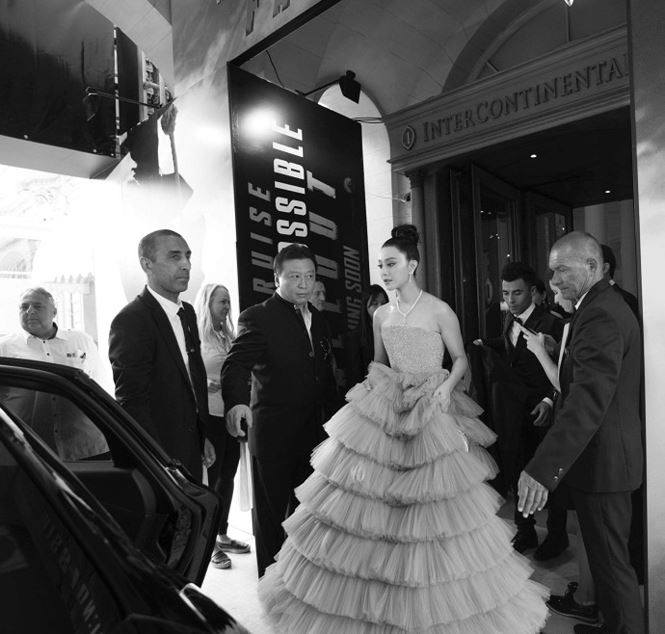 Cận cảnh phòng khách sạn sang chảnh đầy ắp hình ảnh chính mình của Phạm Băng Băng tại Cannes Cận cảnh phòng khách sạn sang chảnh đầy ắp hình ảnh chính mình của Phạm Băng Băng tại Cannes